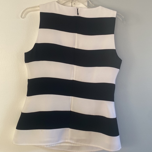 Banana republic size 2. Black and white spring blouse - Picture 4 of 4